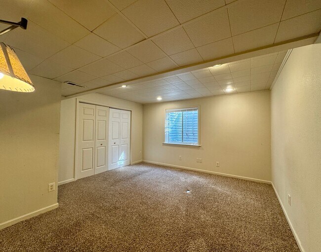 Building Photo - 2404 S Holman Cir