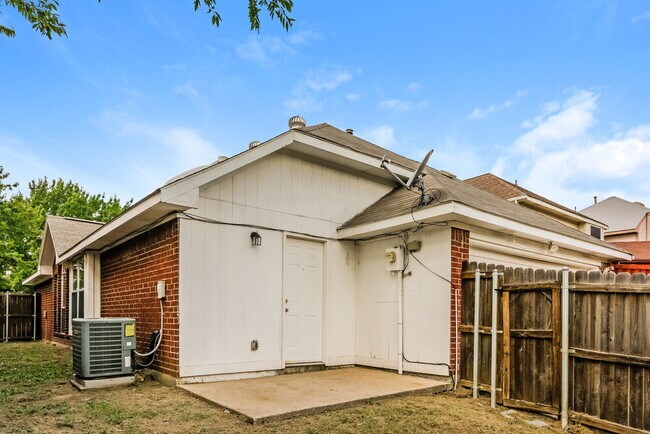 Building Photo - 4452 Sierra Dr