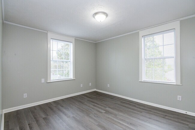 Building Photo - Beautifully renovated 2nd floor, 2 Bdr 1 bath unit in Maryville, TN - Available Early 2026!!
