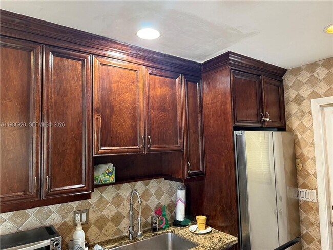 Building Photo - 1211 NE 27th Ave