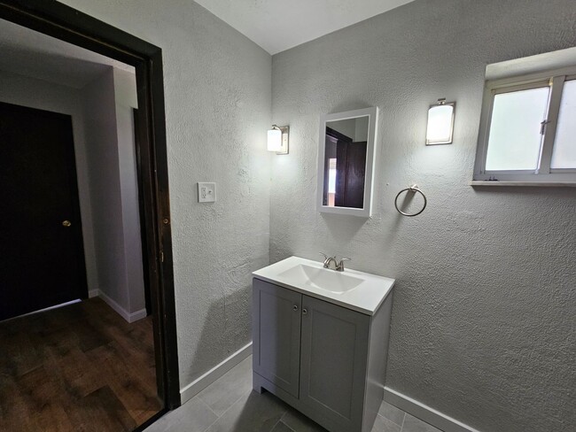 Building Photo - Newly updated 3 bedroom, 1 bath apartment ...