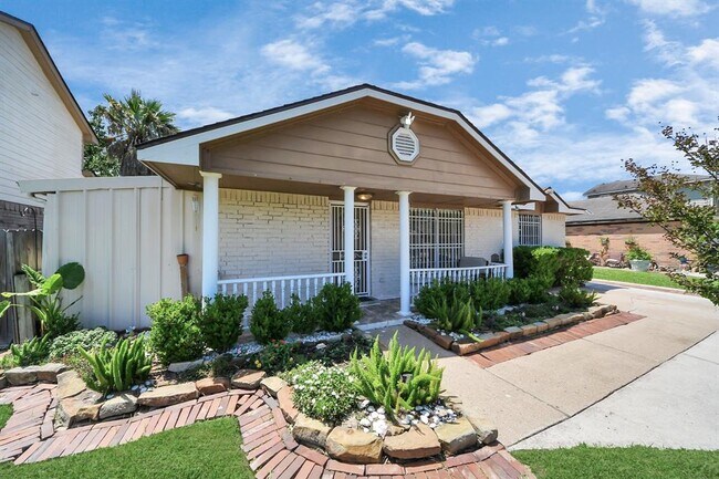 Primary Photo - 12922 Grovemill Dr