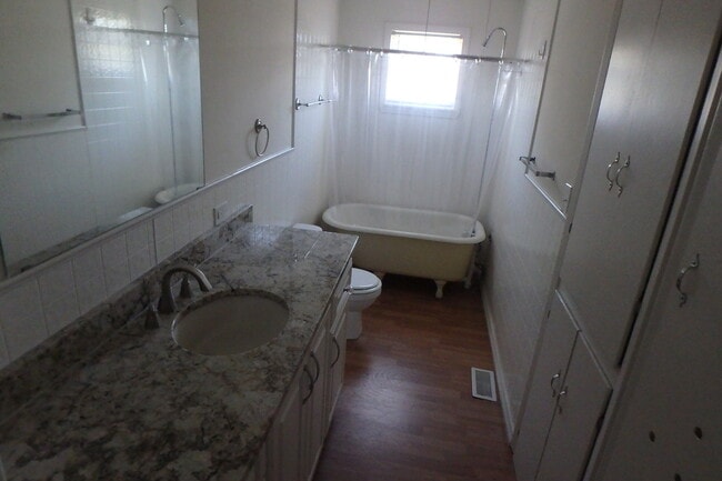Building Photo - Four bedrooms Two bathrooms house in count...