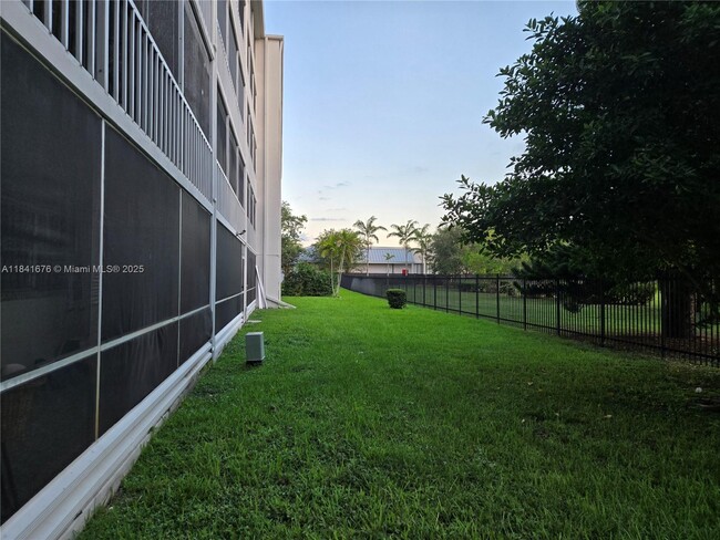 Building Photo - 950 Hillcrest Dr