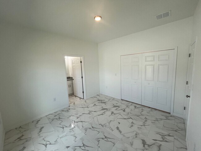 Building Photo - ASK US ABOUT FREE RENT! LOCATION LOCATION ...