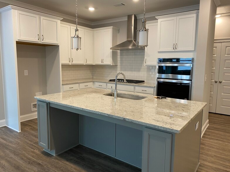 Kitchen - 325 Edgewater Dr