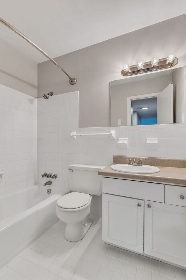 Building Photo - 2 Bedroom Unit was recently renovated.  Live walking distance from the downtown square or steps f...