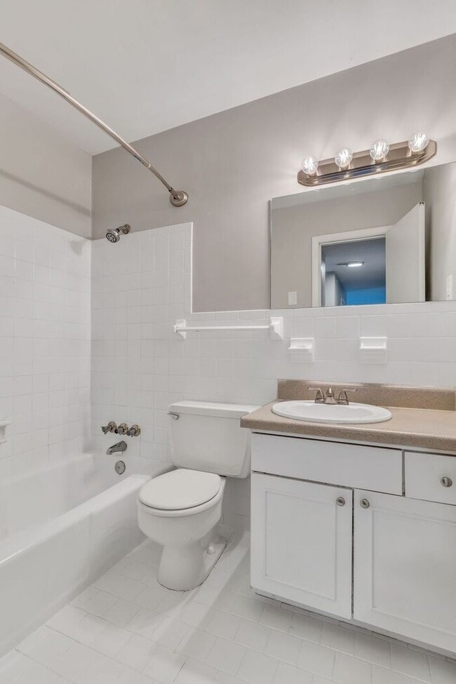 Building Photo - 2 Bedroom Unit was recently renovated. Live walking distance from the downtown square or steps fr...