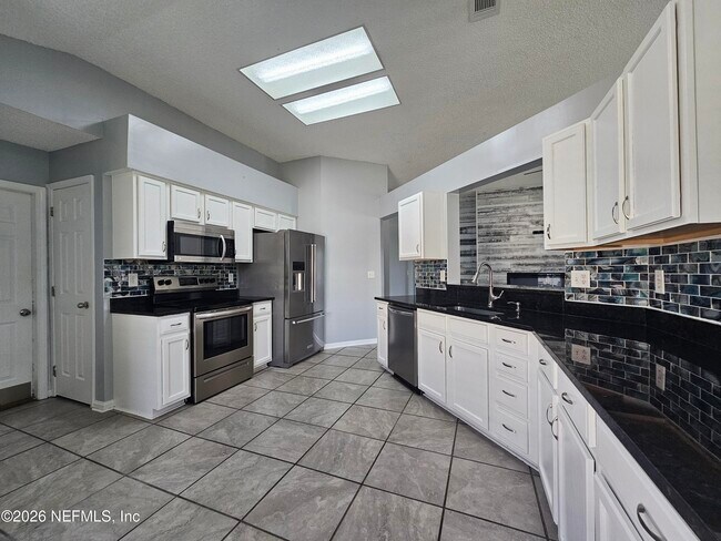 Building Photo - 13041 Staffordshire Dr S
