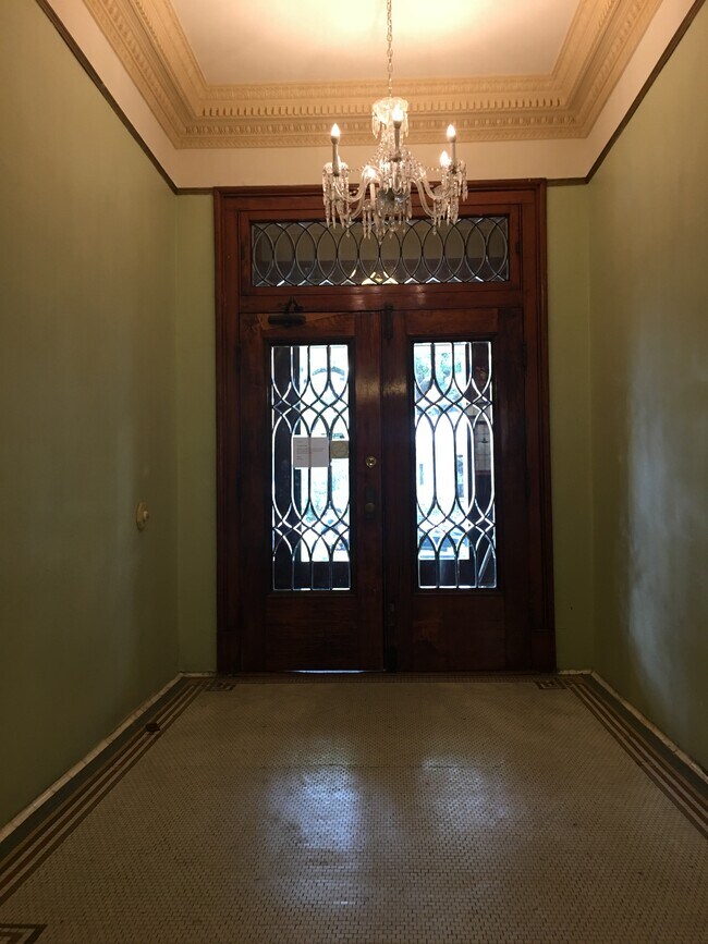 Building Photo - 4514 Prytania St