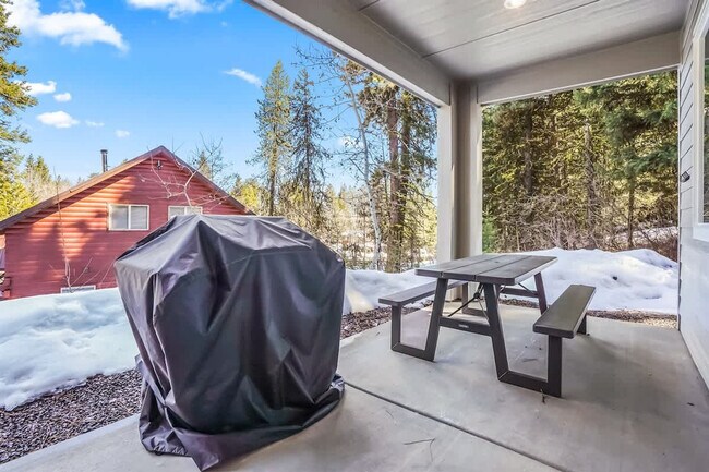 Building Photo - 1013 Yew Wood St