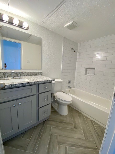 Building Photo - 3900 Woodchase Dr