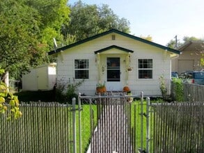 Building Photo - This perfect 2-bedroom, 1-bathroom Apartment with Great Location!