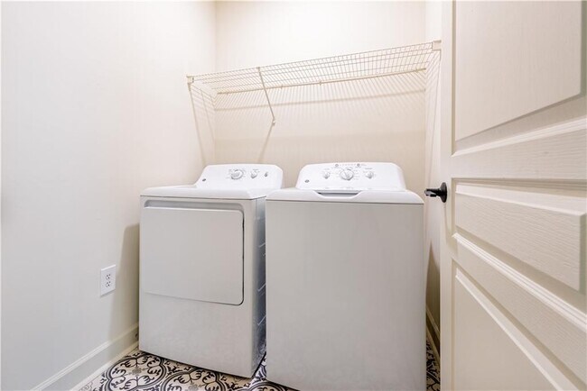 Building Photo - 1402 Markan Dr NE