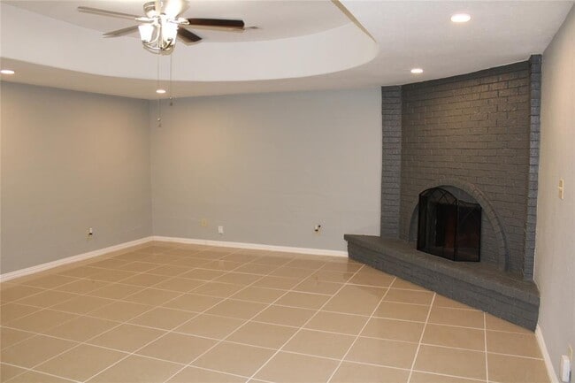 Building Photo - 6239 Hollow Pines Dr