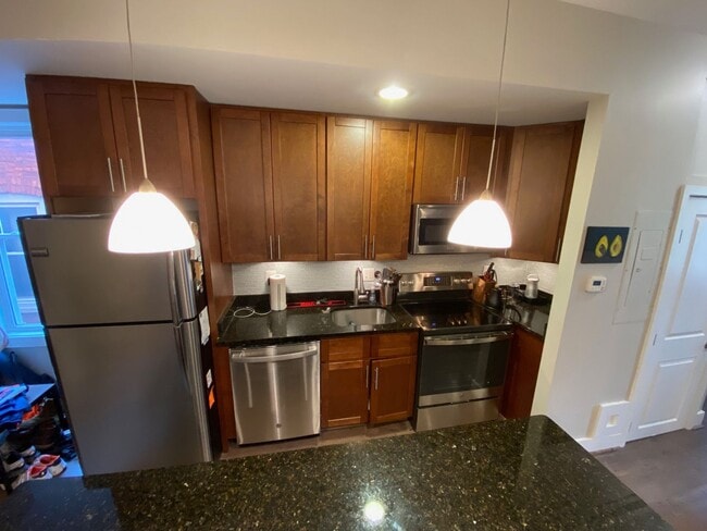 Building Photo - Lovely 2 BR/1 BA Condo in Columbia Heights!