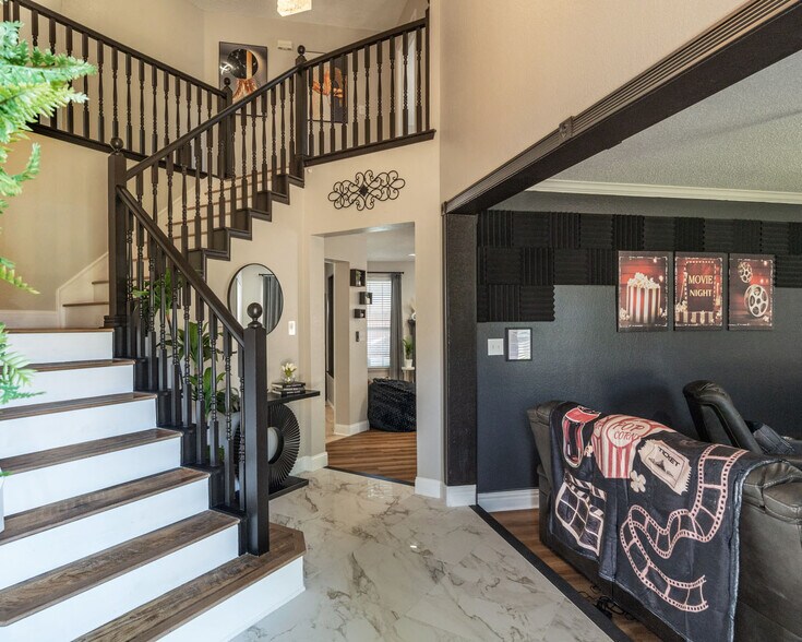 Foyer - 707 Cottonwood Bend Dr