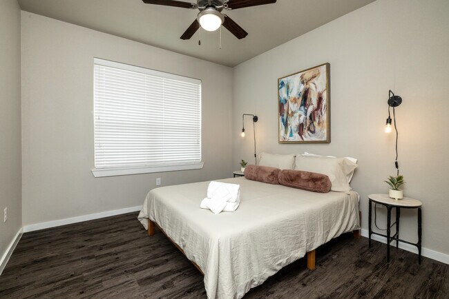 Building Photo - 2307 N Elm St