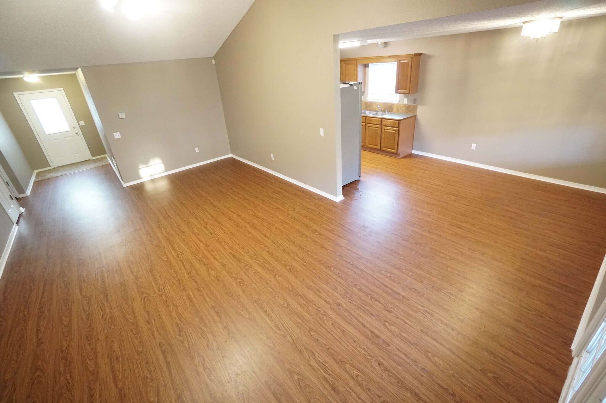 Building Photo - 1172 S Pepper Tree Ln