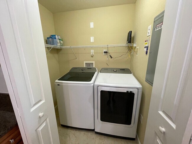 Building Photo - ANNUAL RENTAL - POSITANO PLACE-1 BED/1 BATH WITH LAKE VIEW AND NEW APPLIANCES!