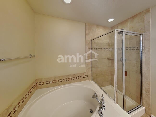 Building Photo - 12865 Roslyn St