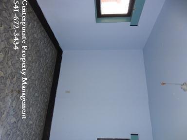 Building Photo - Roseburg 2 bedroom on SE Douglas