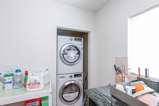 Building Photo - 18605 Valerio St