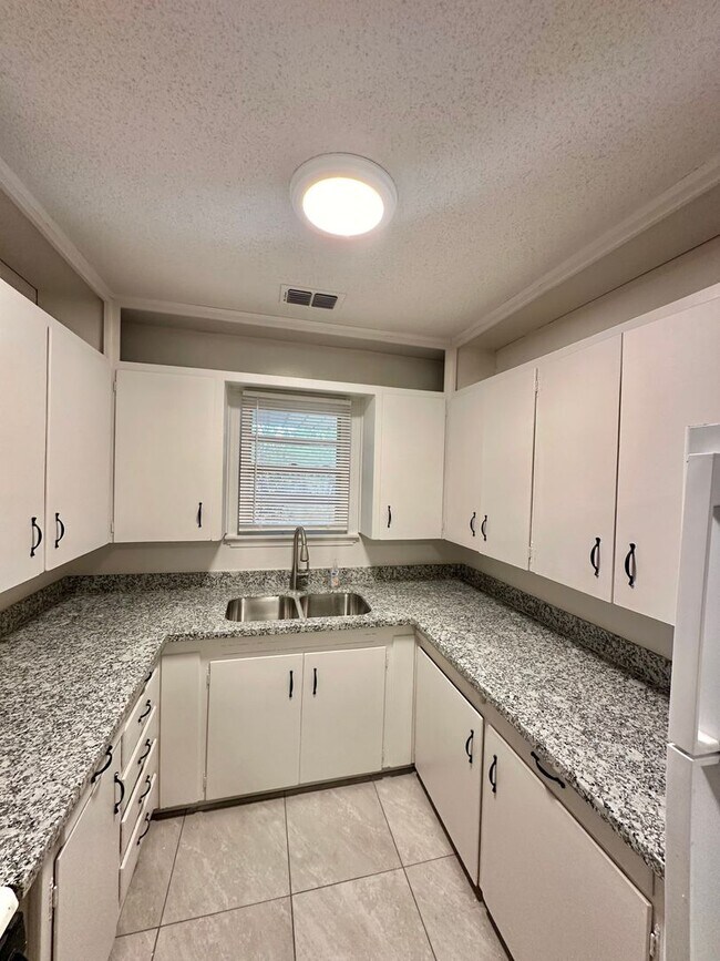 Building Photo - Cozy Three Bedroom, Centrally Located!