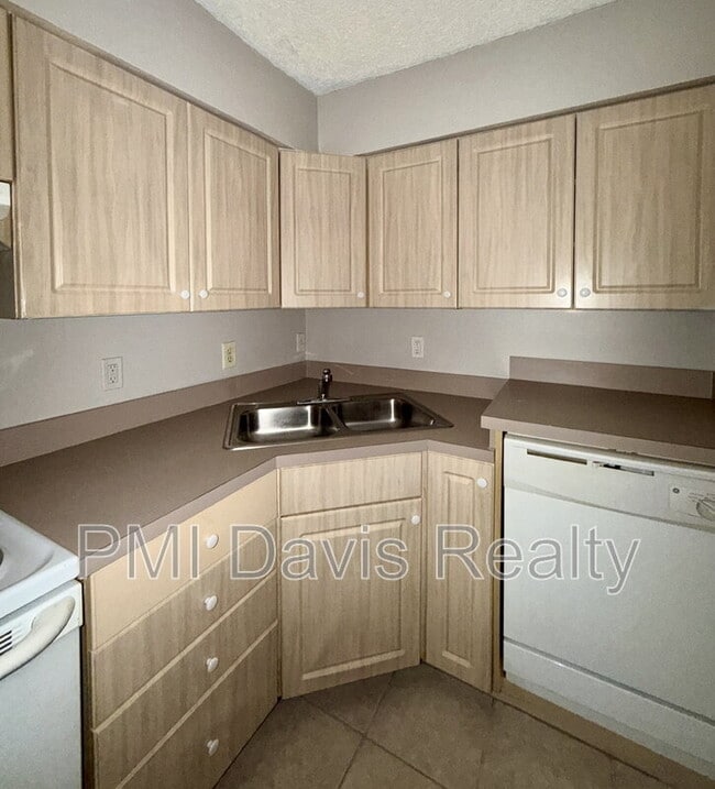 Building Photo - 1845 Lindberg Dr