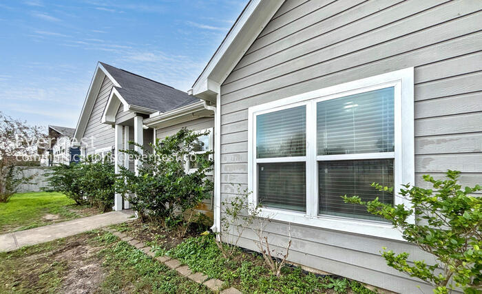 Building Photo - 6701 Paris St