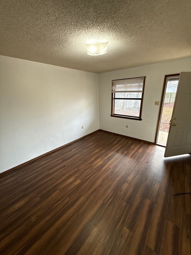 Building Photo - 805 E N St