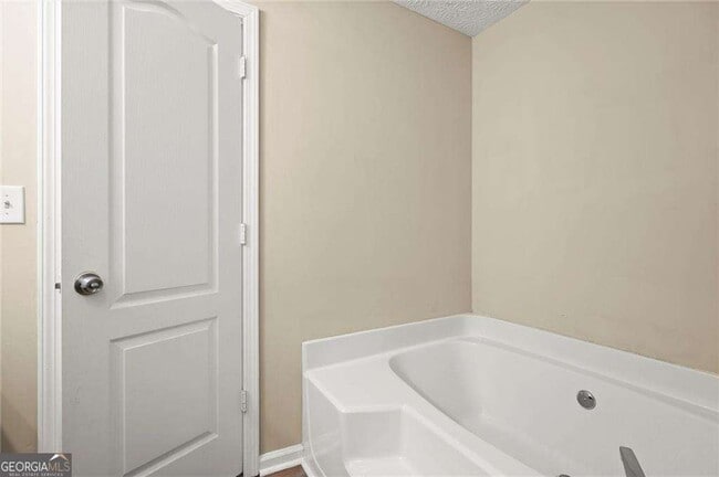 Building Photo - 200 E Country Woods Dr