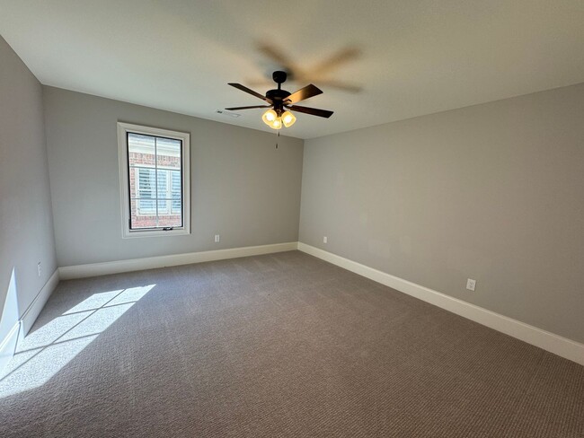 Building Photo - Grandeur Brick 4/3.5 with Bonus Room in Th...