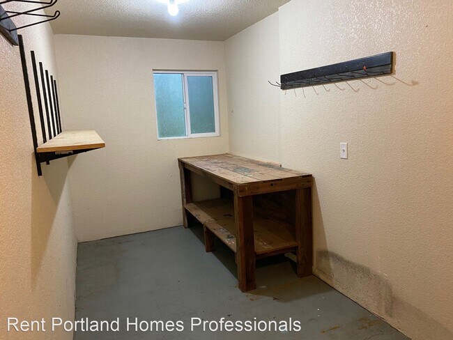 Building Photo - 4 br, 2 bath House - 10275 SE Hillcrest Drive