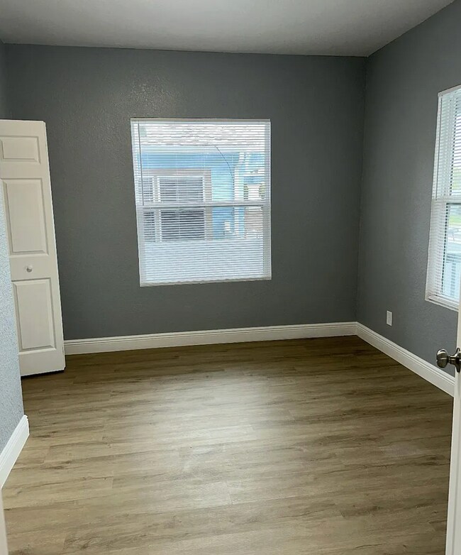 Building Photo - 2139 W St John St