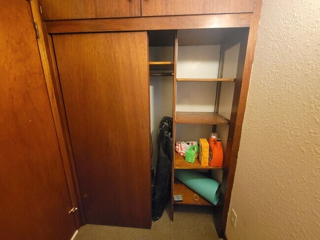 Building Photo - AVAILABLE JULY - 2 BED 1 BATH