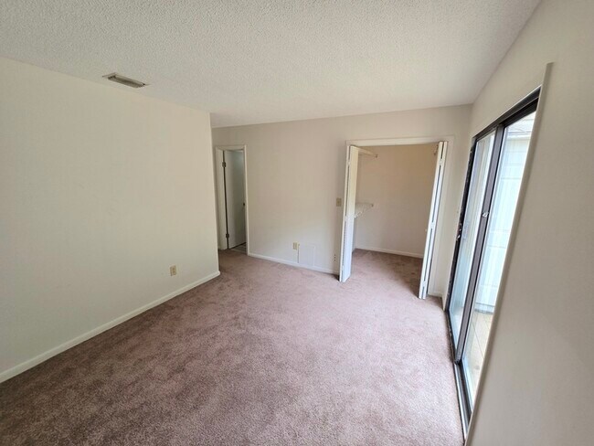 Building Photo - Awesome 3 Bed / 2 Bath Townhome with Open ...