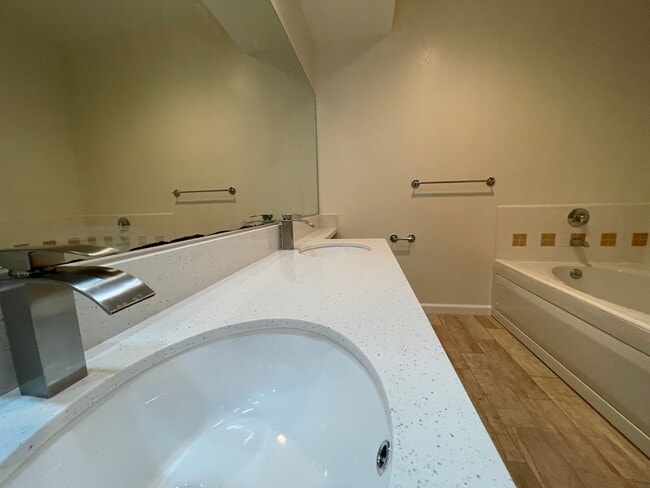 Building Photo - Top-Floor large condo on tree-lined street