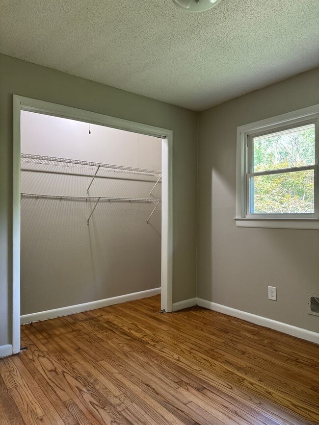 Building Photo - 1608 Riverview Rd