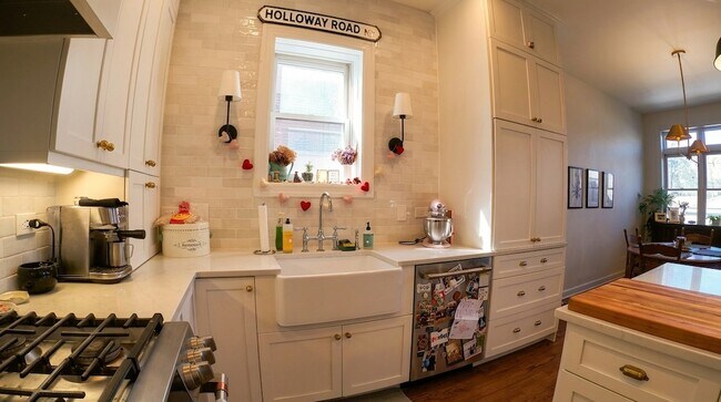 Building Photo - 2140 W Schiller St