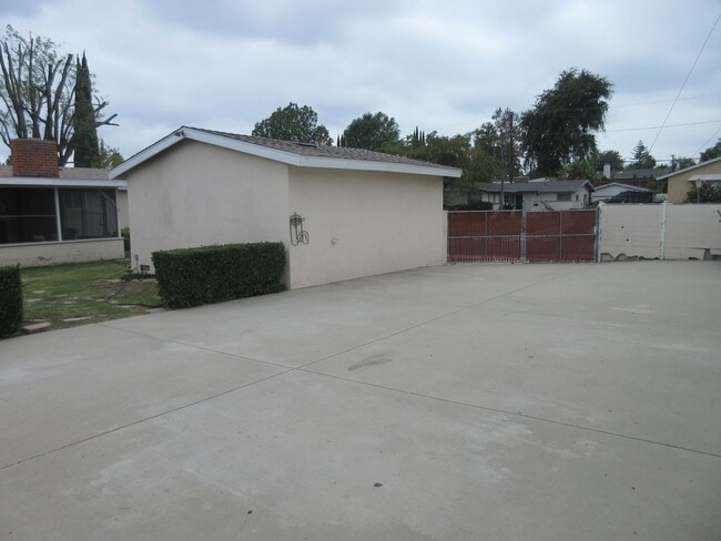 Building Photo - Charming 4-Bedroom Home in Granada Hills –...