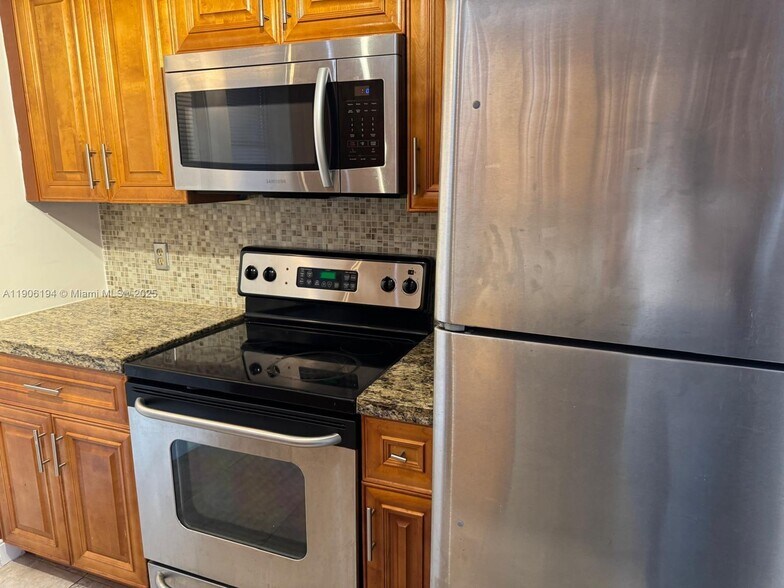 Building Photo - 2471 SW 82nd Ave