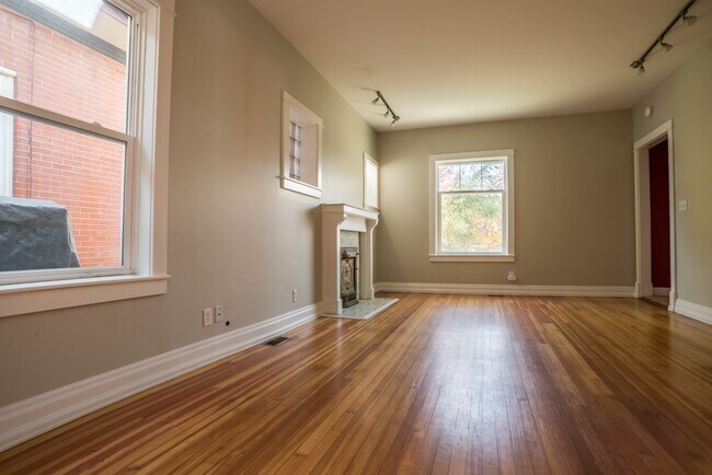 Building Photo - $0 DEPOSIT OPTION. CHARMING BUNGALOW WITH MODERN UPGRADES AND PRIME DENVER LOCATION!