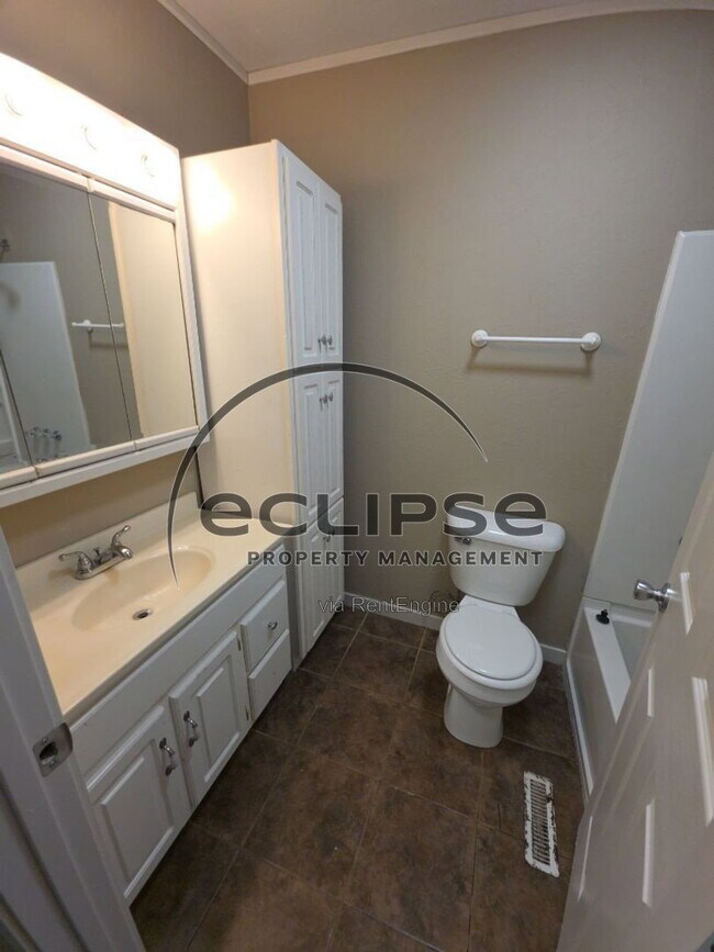 Building Photo - 721 Lee Dr