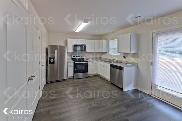 Building Photo - 204 Glenoaks Dr