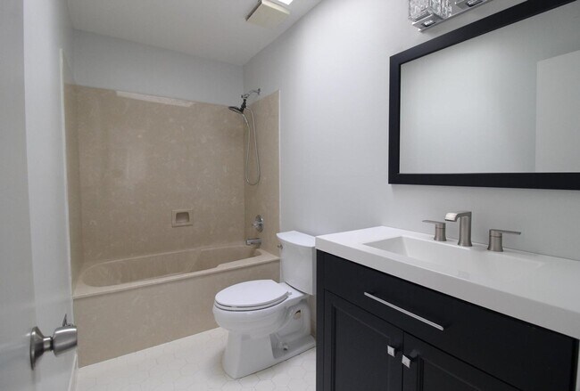 Building Photo - 3 Bedroom Townhouse in Gleneagles Community of Bluewater Bay!