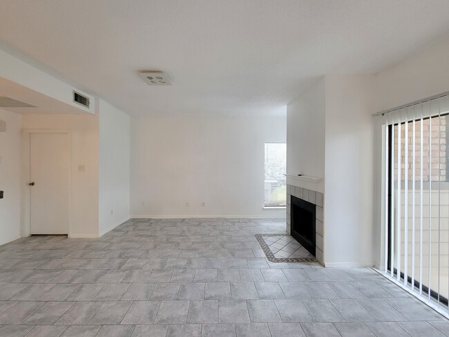 Building Photo - 7119 N Holiday Dr