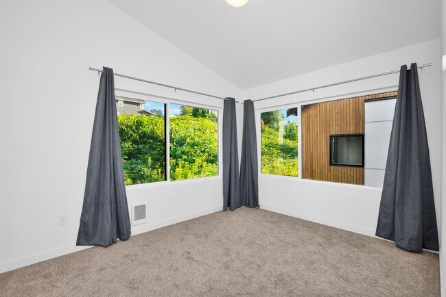 Building Photo - Contemporary 3 Bedroom 3 Bath with Attached Garage in Beacon Hill