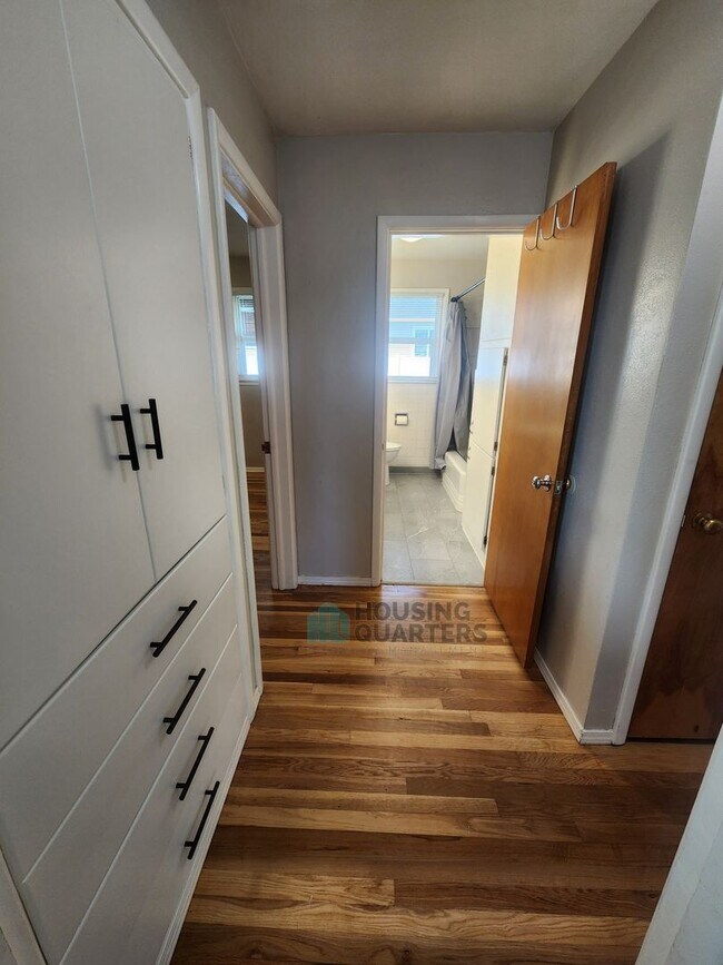 Building Photo - Beautiful single family home just minutes from Argonne and Upriver Drive!