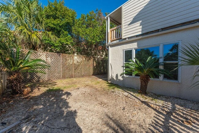 Building Photo - Spacious townhouse with large 2nd floor covered patio!